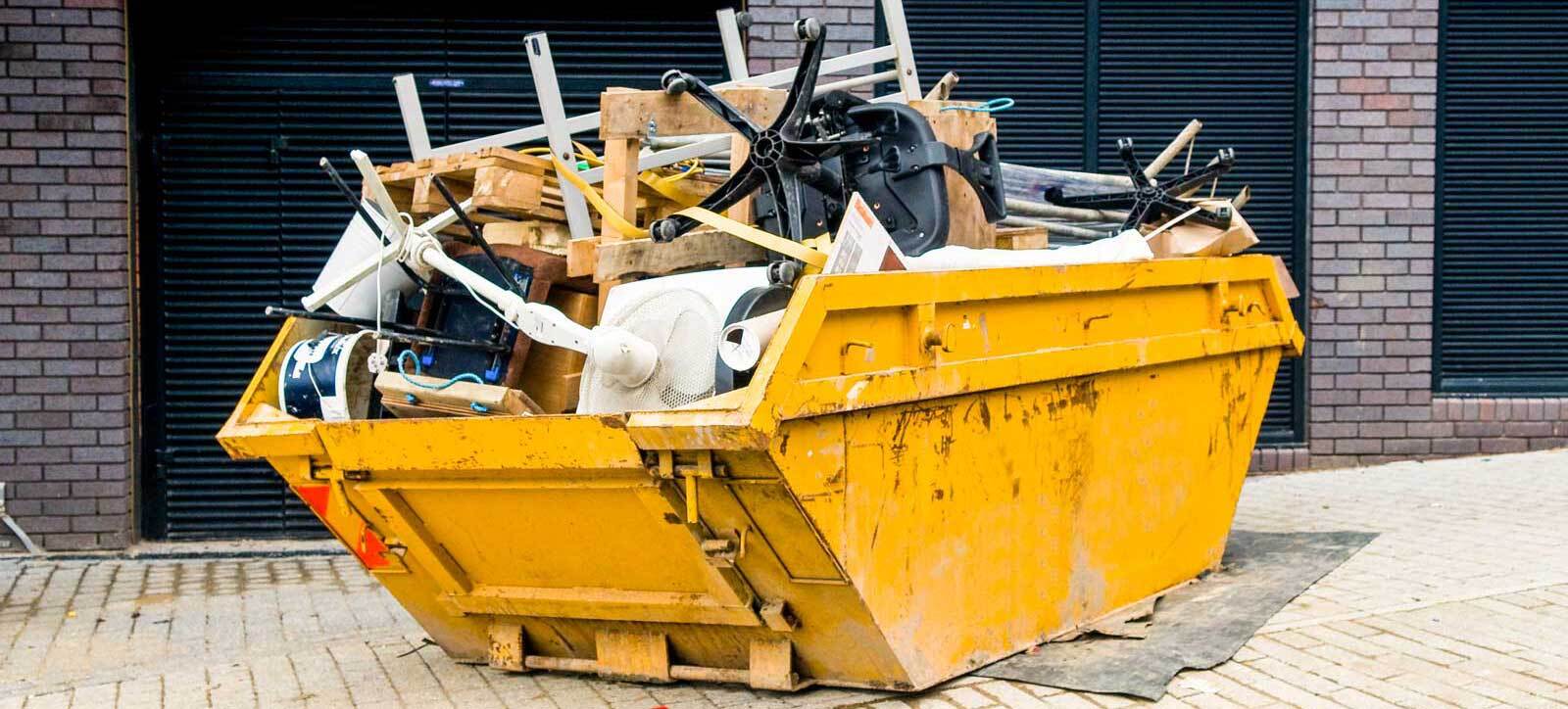 Container voll mit Baumischabfall und Sperrmüll bereit zur Abholung durch Containerdienst in Hanau