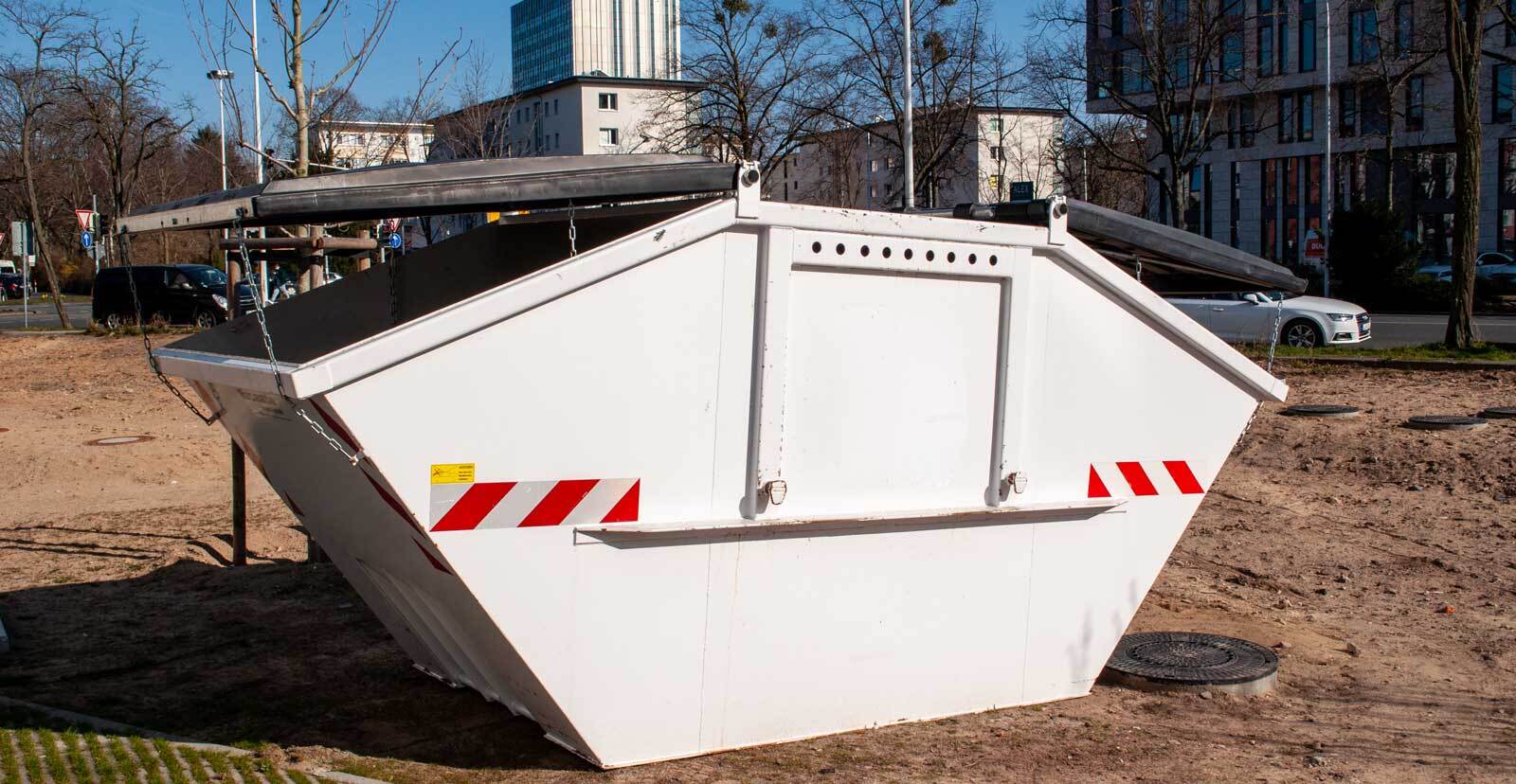 10 Kubikmeter Container mit Deckel von Containerdienst Hanau, ideal für Abfallentsorgungsprojekte in städtischen Gebieten
